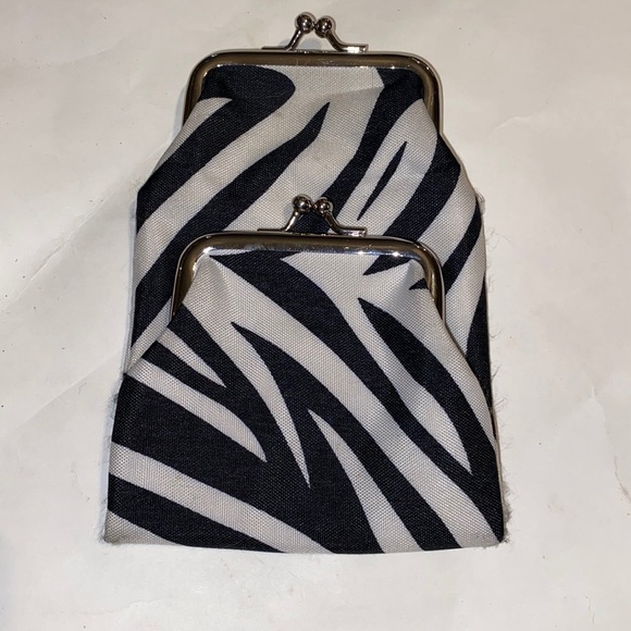 Zebra kiss lock pouch - Picture 1 of 3